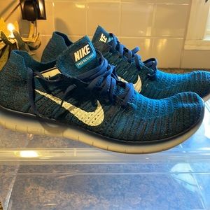 Mens Nike Free RN Flyknit sneakers NWOT.